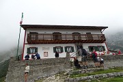 28 Al Rif. Bietti (1719 m) la nebbia non molla